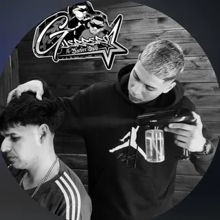 Steven peinando a un cliente en blanco y negro