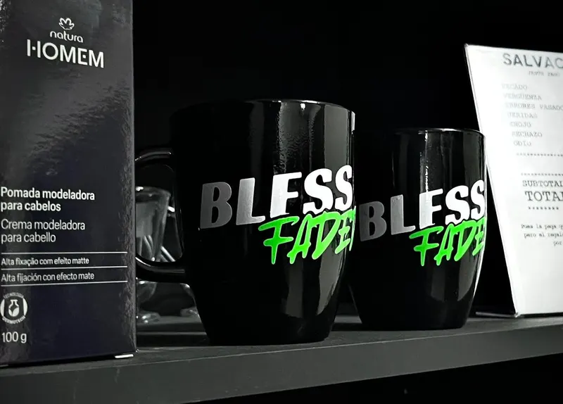 Tazas negras con el logo Bless Faded en verde